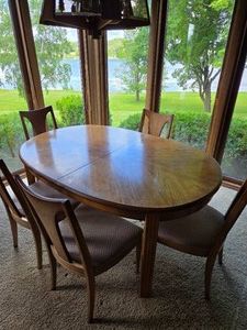 Wood Fluted Leg Dinning Table & 5 Chairs