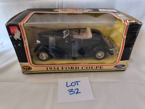 VINTAGE 1934 Ford Coupe 124 scale die cast vehicle
