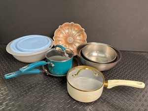 Mixed Kitchenware Lot With Bowls, Saucepan & Lids