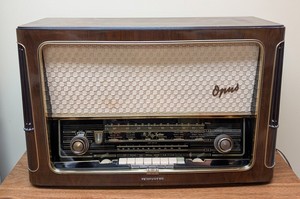 LR - Vintage Tube Radio Telefunken Opus 7