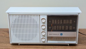 RR - Vintage Radio Motorola Solid State FMAM Transistor Radio