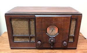 LR - Vintage Radio Stromberg-Carlson Tube Table Radio