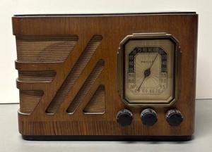LLR - Vintage Tube Radio -  Philco with Wood Cabinet Model 38-15