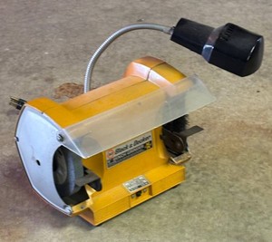 G - Black & Decker Bench Grinder - Model 7916
