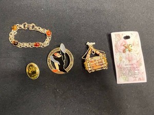 Vintage Costume Jewelry - Bracelet, Brooches & Pins Mixed Lot