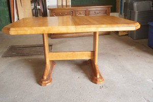 Dining Room Pedestal Table with 1 leaf