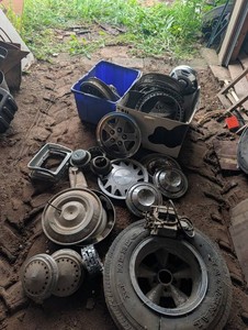 Automobile Hubcaps & Wheel Covers Mixed Lot