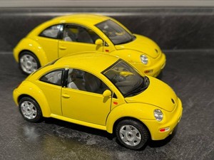 LNDY - Diecast Volkswagen New Beetle 1998 Bburago (Lot of 2)