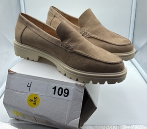 Brand New size 8 womens Journee Collection shoes