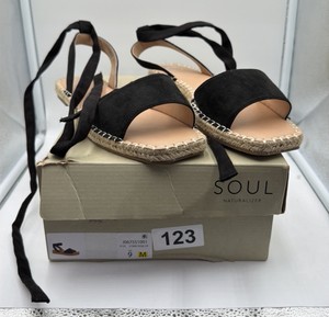 Brand New size 9 Womens Soul Naturalizer strap sandals