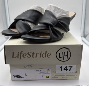 Brand New Womens size 5 Life Stride brand heel sandals