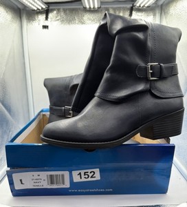Brand New size 9 Womens Navy Easy Street boots