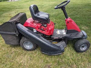 CRAFTSMAN R1000 30 INCH 10-12HP RIDING MOWER WITH GRASS CATCHER