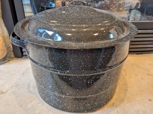 WATER BATH CANNER WITH RACK 21.5 QUART  HOLDS 7 QUART JARS & MORE
