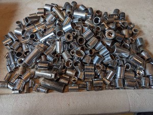 HUNDREDS OF MIXED BRANDS �, 38 & � DRIVE METRIC & SAE SOCKETS  OVER 26 POUNDS