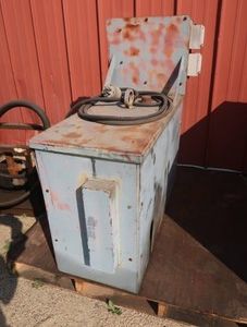 220 VOLT GREASE PUMP IN ENCLOSED STEEL CASE