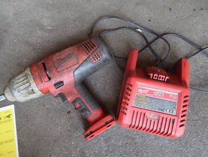 HEAVY DUTY 28 VOLT IMPACT GUN AND CHARGER
