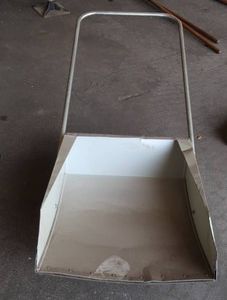 NICE BIG VINTAGE SNOW SCOOP