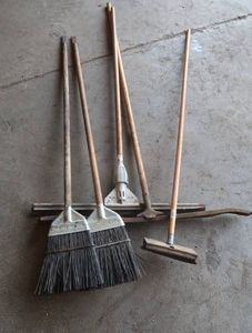 FLOOR SQUEEZES AND BROOMS