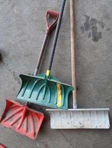 3 WINTER SHOVELS