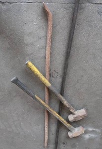 HEAVY DUTY PICKS AND 2 SLEDGE HAMMERS