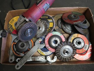 9295 SKIL SAW & BOX OF MISC SHAPEDSIZED SAW HEADS