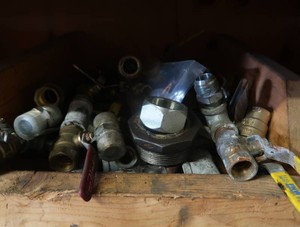 LARGE LOT OF QUARTER TURN BALL VALVES & OTHER STUFF