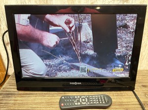Small 18TV insignia w12 cm dvd player and antenna