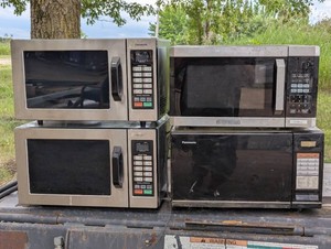 Lot of 4 working commercial microwaves - Lunch Room