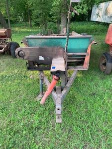 New Idea Model 203 manure spreader...
