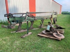 Oliver 548 plow, 18 shears, 4 bott...