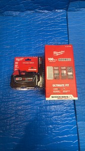 Milwaukee 100-Piece SHOCKWAVE Impact Bit Set &amp M18 XC5.0 Battery