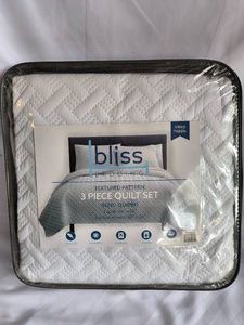 Bliss Bedding-3 piece queen quilt set-NEW