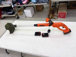 Black & Decker 20 Volt Weed Trimmer with Charger & 3 Batteries