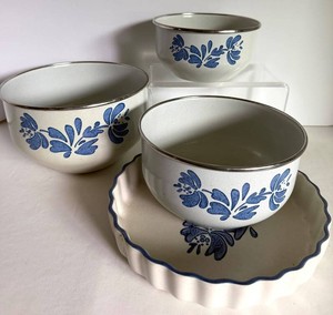 Pfaltzgraff Yorktowne Nesting Mixing Bowls & 9 Inch Quiche Pan (Set of 4)