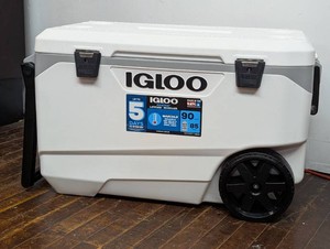 Igloo Latitude 137 Cans 90 Quart Rolling Cooler - White Polyethylene, Tow Handle