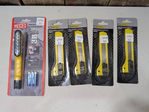 4 Breakaway Utility Knife & 1 Pocket Flashlight