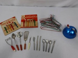 Vintage Dolli-Pin Miniature Clothesline Set & Kitchen Utensils Mixed Lot