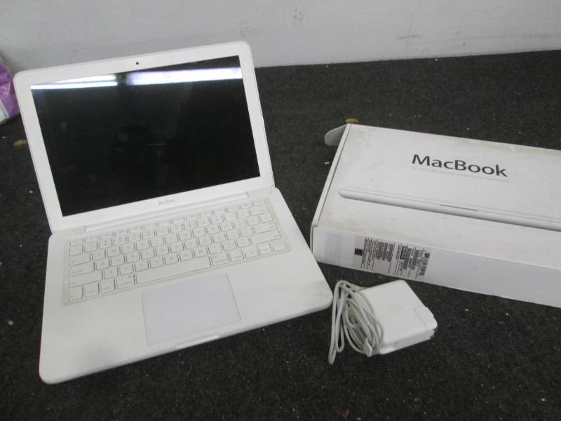 LB. MacBook 13 inch LED widescreen  for Sale in Hutchinson, MN