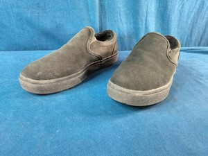 Minnetonka pair of mens slip-on shoes. Size 9