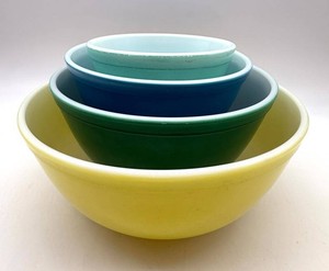 Pyrex Primary Colors Mixing Bowl Set (Lot of 4)