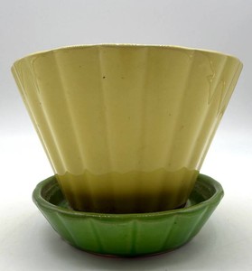 Vintage Shawnee 535 Flower Pot Planter With attached Saucer