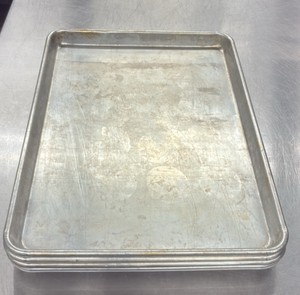 4 Stainless steel prep trays (L-Kitchen)