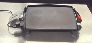 Presto tilt and drain big griddle (L-Kitchen)