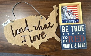 Patriotic wall hanging and tabletop signs