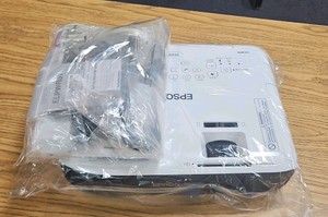 Epson projectorl ex3260 (new)