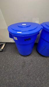 Blue 55 gallon commercial round trashcan with lid