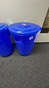 Blue 55 gallon commercial round trashcan with lid