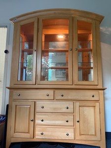 Southern Enterprises lighted hutch excellent condition