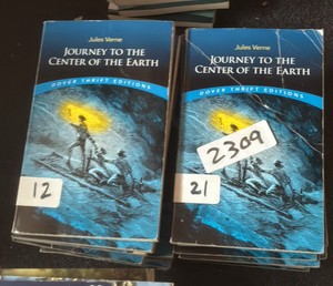 Journey to the center of the Earth by Jules Verne  (r400)